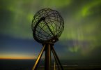 Die Nordkap-Kugel mit Polarlichtern